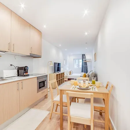 Blue Charm - Campolide Apartman *